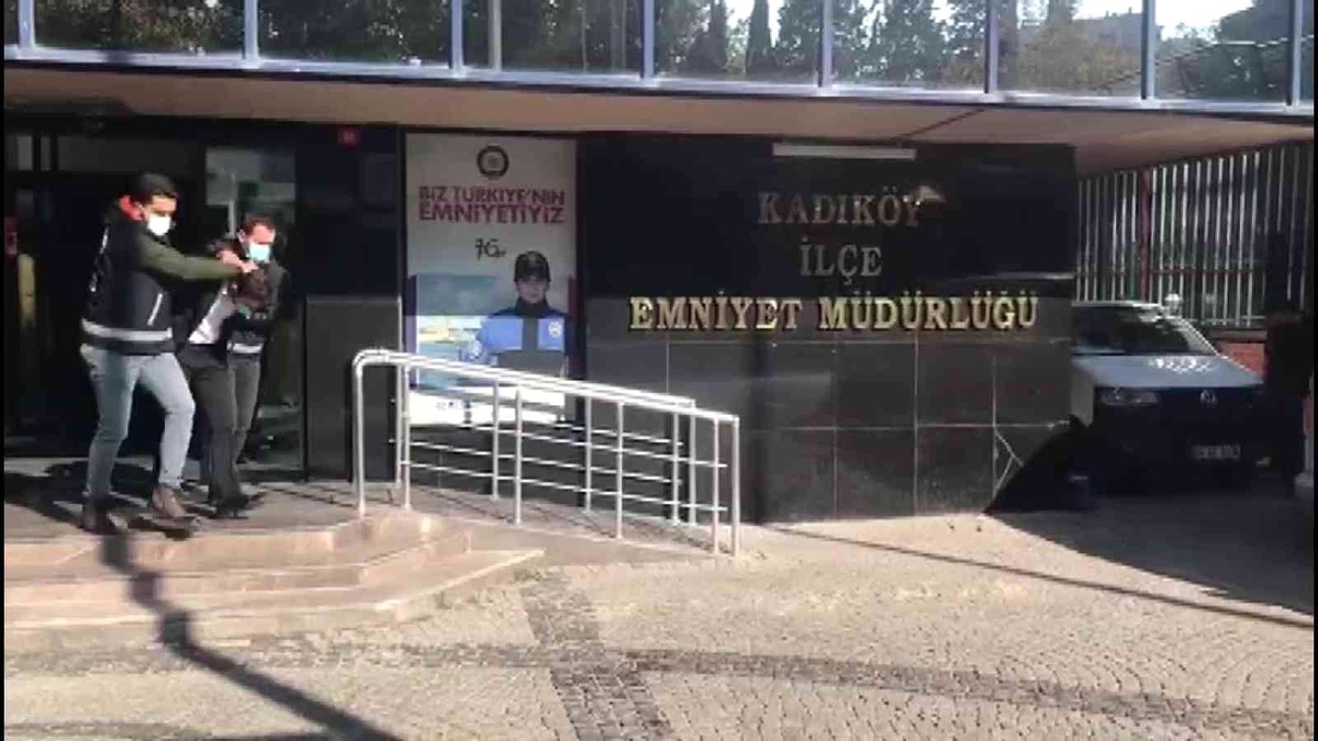 Uyuşturucu taşıyan şahıs Kadıköy\'de yunus polislerince yakalandı