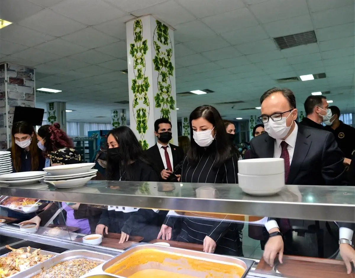 Vali Kızılkaya yurtta kalan öğrencilerle yemek sırasına girdi, birlik yemek yedi
