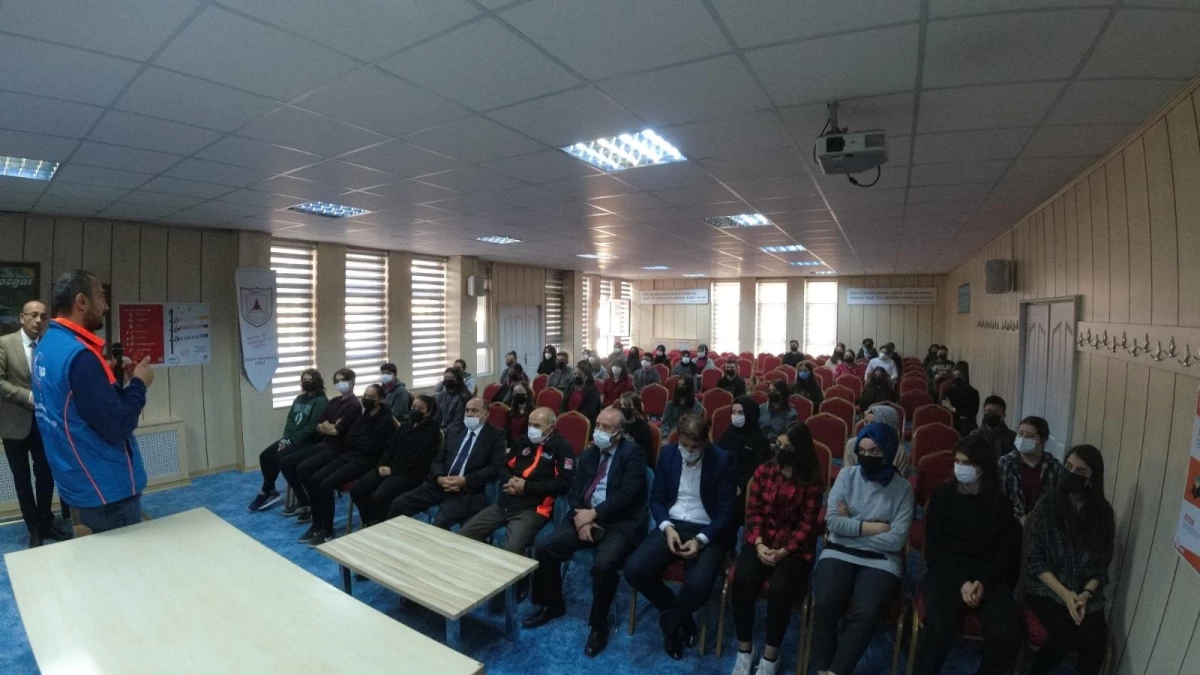 Yozgat\'ta lise öğrencileri AFAD gönüllülük sistemi hakkından bilgilendiriliyor