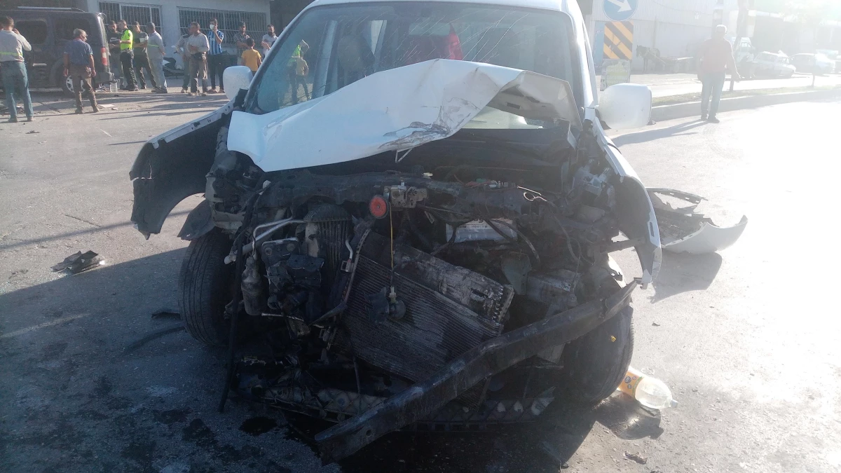 Adana\'da 2 hafif ticari aracın çarpışması sonucu 10 kişi yaralandı