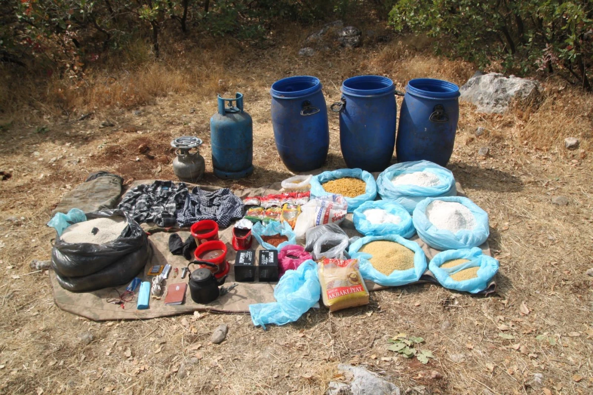 PKK\'lı teröristlere ait yaşam malzemeleri ele geçirildi