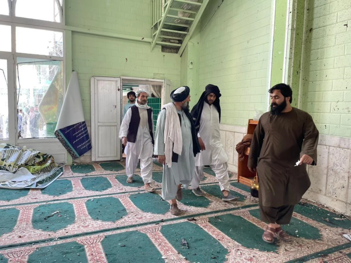 Afganistan\'ın Kandahar kentinde Şii topluluğuna ait camiye düzenlenen bombalı saldırıda en az 30 kişi hayatını kaybetti.