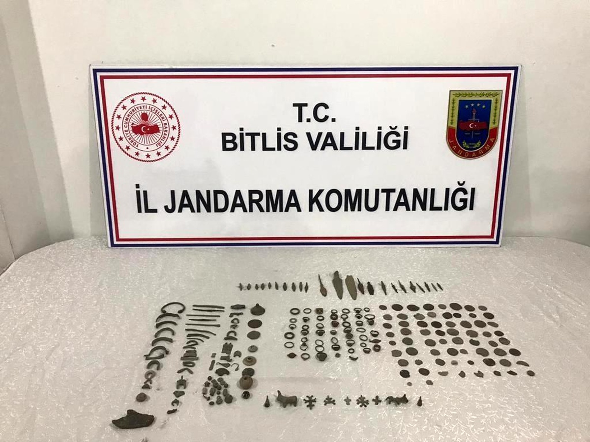 Ahlat\'ta 220 adet tarihi obje ele geçirildi