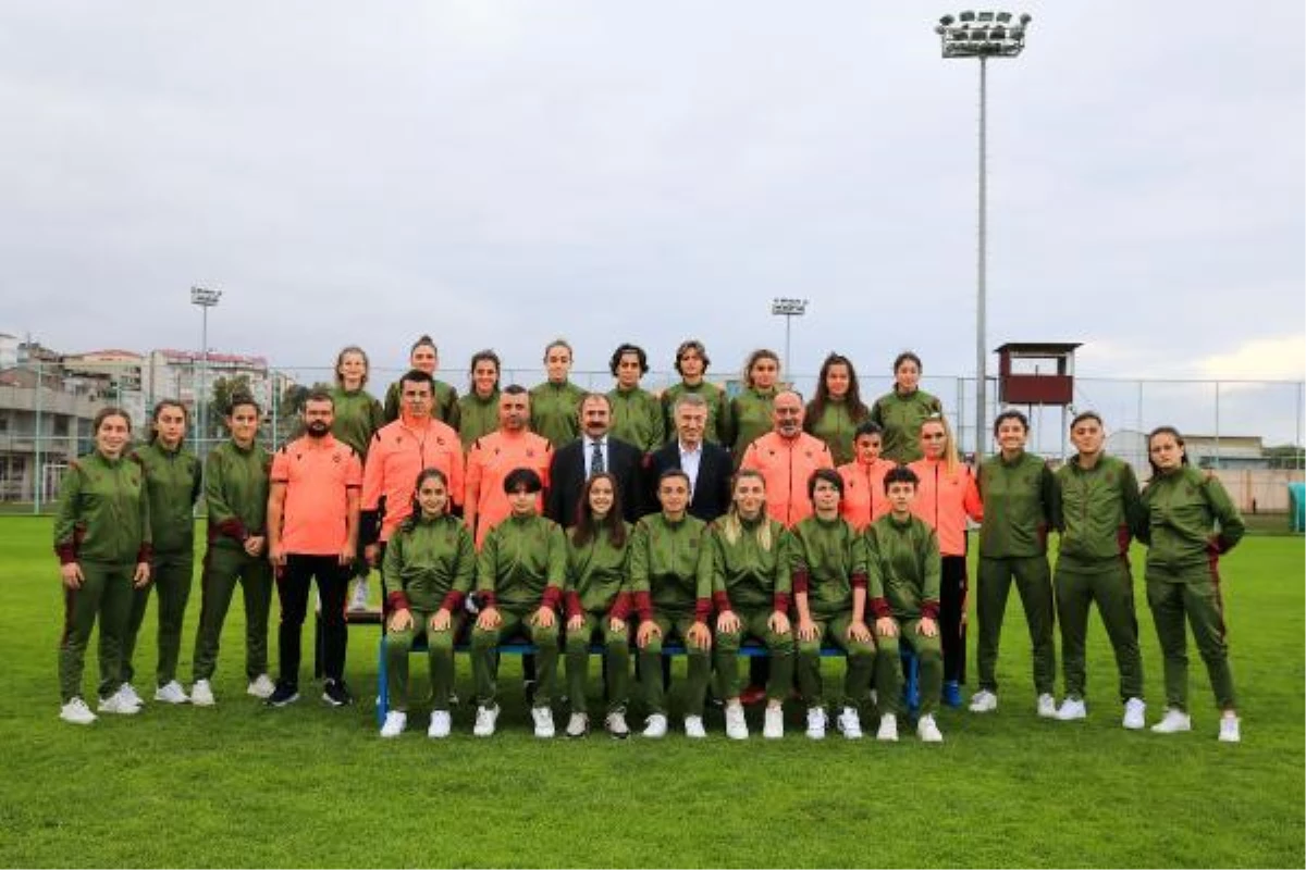 Ahmet Ağaoğlu, kadın futbol takımı oyuncularını ziyaret etti