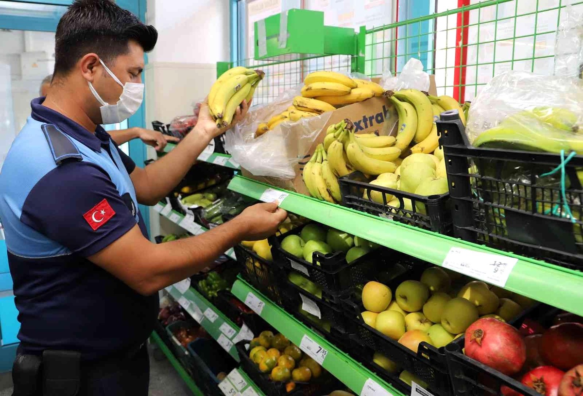 Akdeniz zabıtası, market, manav ve pazarlarda fiyat denetimi yaptı