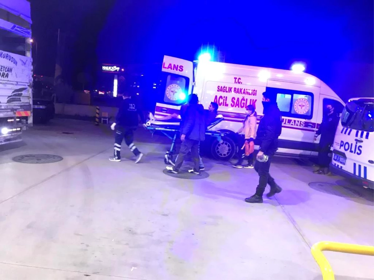 Son Dakika | Ankara\'da benzinlik istasyonunda bıçaklı saldırı kamerada: 1\'i polis 2 yaralı