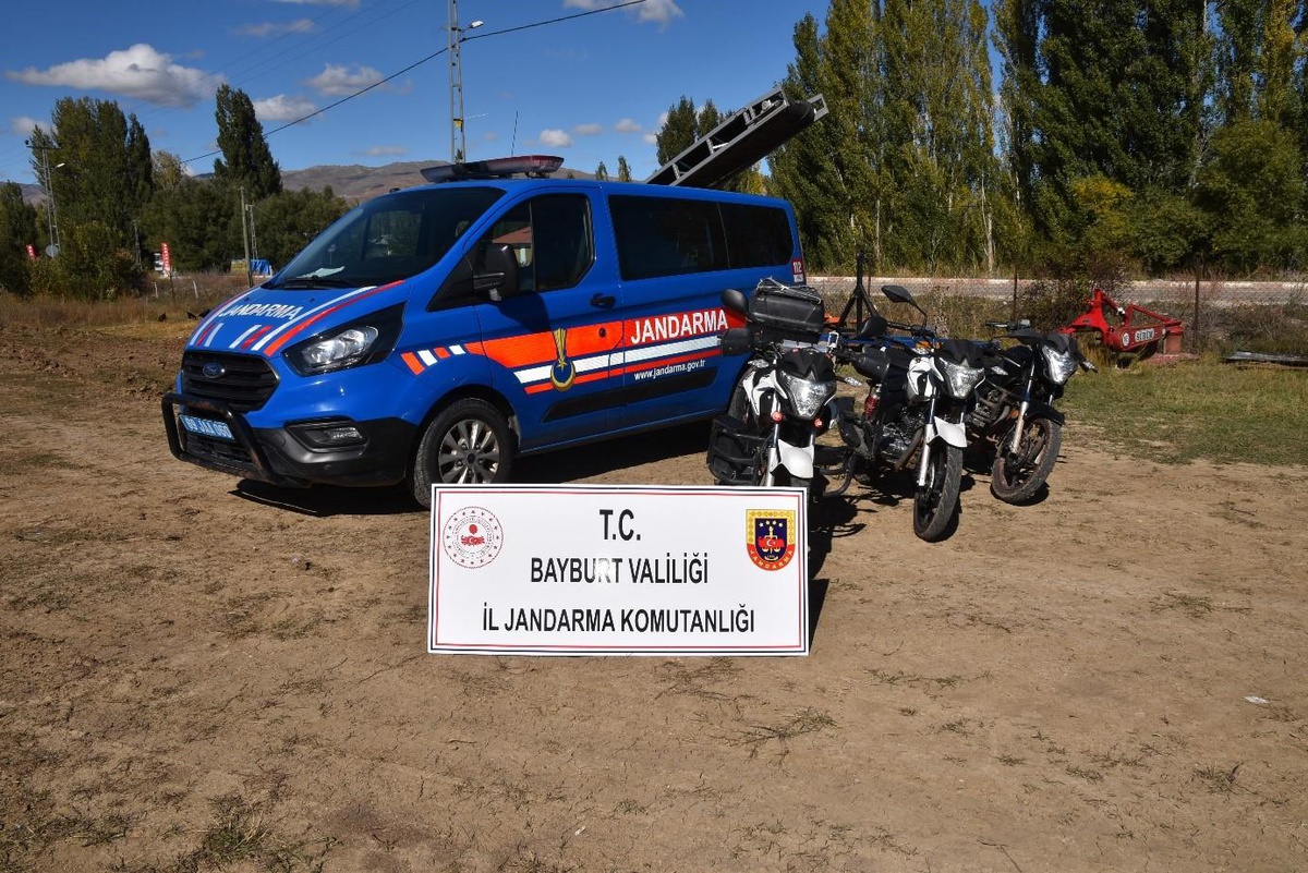 Bayburt\'ta motosiklet çaldıkları iddiasıyla yakalanan 5 zanlıdan 4\'ü tutuklandı