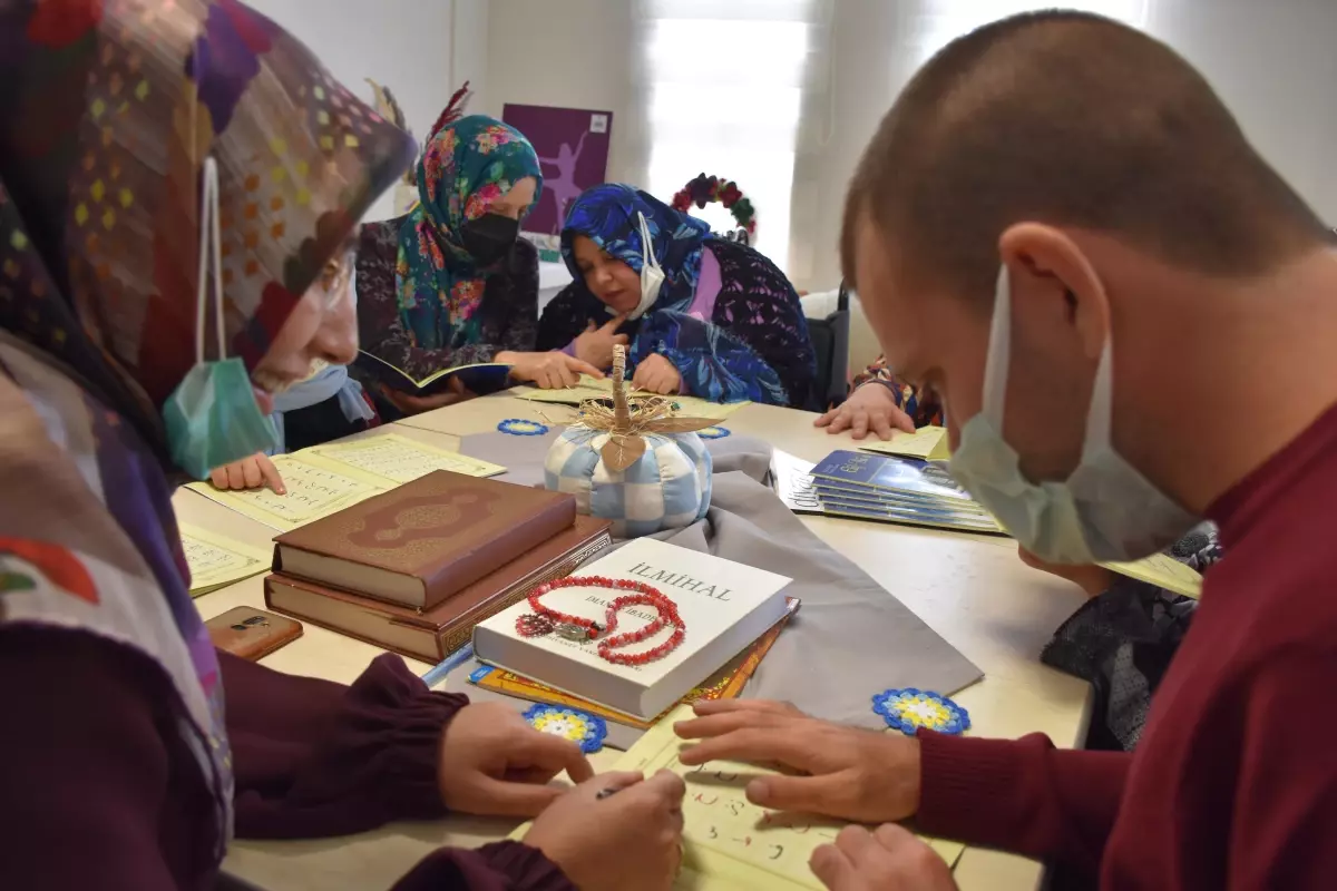 Bilecik\'te engelliler aileleriyle Kur\'an-ı Kerim okumayı öğreniyor