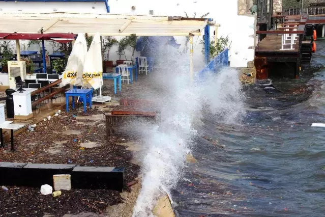 Fırtınanın hızının 70 kilometreye ulaştığı Bodrum'da denizin rengi değişti