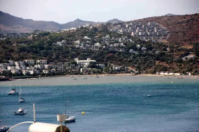 Fırtınanın hızının 70 kilometreye ulaştığı Bodrum'da denizin rengi değişti