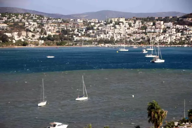 Fırtınanın hızının 70 kilometreye ulaştığı Bodrum'da denizin rengi değişti