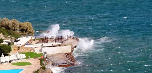 Fırtınanın hızının 70 kilometreye ulaştığı Bodrum'da denizin rengi değişti