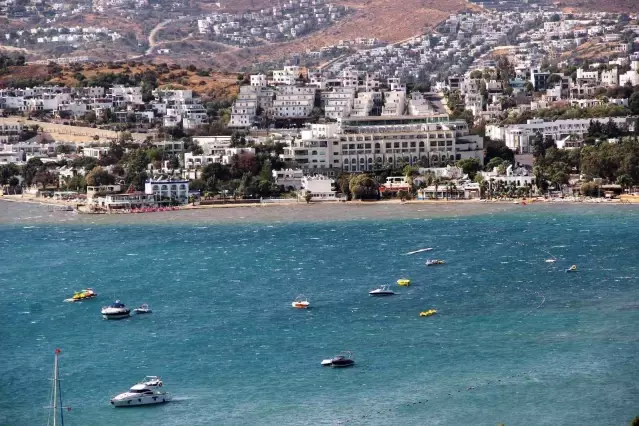 Fırtınanın hızının 70 kilometreye ulaştığı Bodrum'da denizin rengi değişti