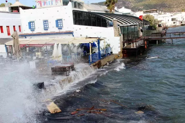 Fırtınanın hızının 70 kilometreye ulaştığı Bodrum'da denizin rengi değişti