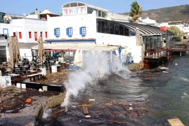 Fırtınanın hızının 70 kilometreye ulaştığı Bodrum'da denizin rengi değişti