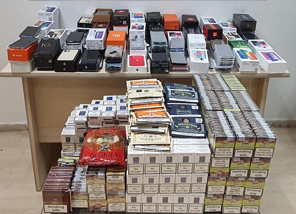 Kargo aracında kaçak cep telefonu ve binlerce tütün ürünü ele geçirildi