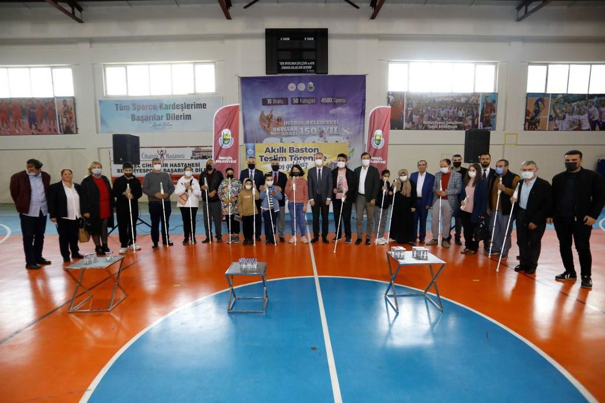 Bursa\'da 30 görme engelli kişiye "akıllı baston" hediye edildi