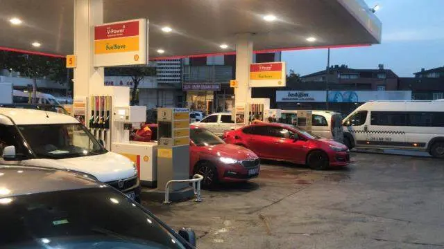 Akaryakıta zam gelmesinin ardından petrol istasyonlarında uzun kuyruklar oluştu