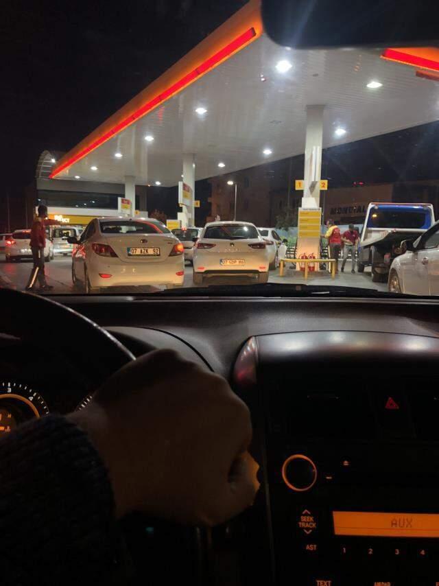 Akaryakıta zam gelmesinin ardından petrol istasyonlarında uzun kuyruklar oluştu Akaryakıta zam gelmesinin ardından petrol istasyonlarında uzun kuyruklar oluştu