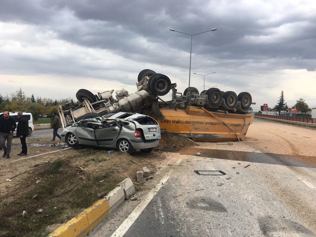 ESKİŞEHİR - Tırla otomobilin çarpıştığı kazada 3 kişi yaralandı