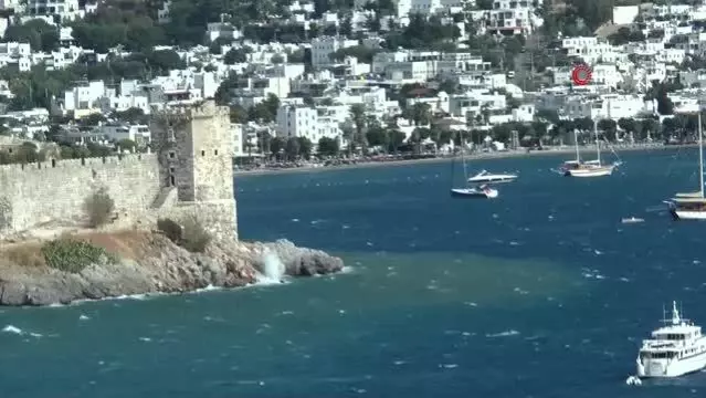 Fırtınanın hızının 70 kilometreye ulaştığı Bodrum'da denizin rengi değişti