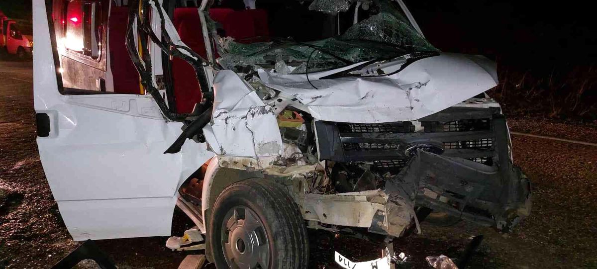 Giresun\'da minibüs ile traktör çarpıştı: 3 yaralı