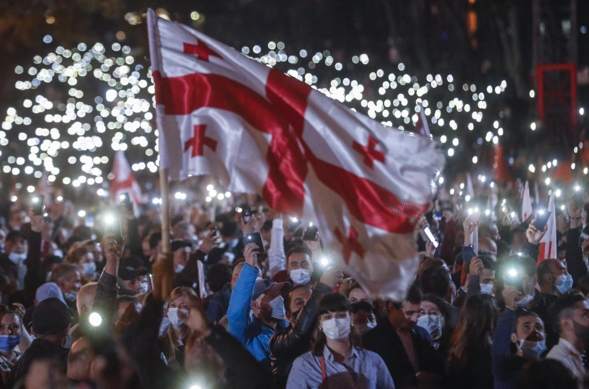 Gürcistan\'da eski Cumhurbaşkanı Saakaşvili için binlerce kişi sokağa indi