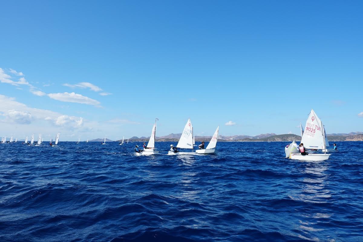 Bodrum Uluslararası Optimist Yarışları yine renkli görüntülerle başladı