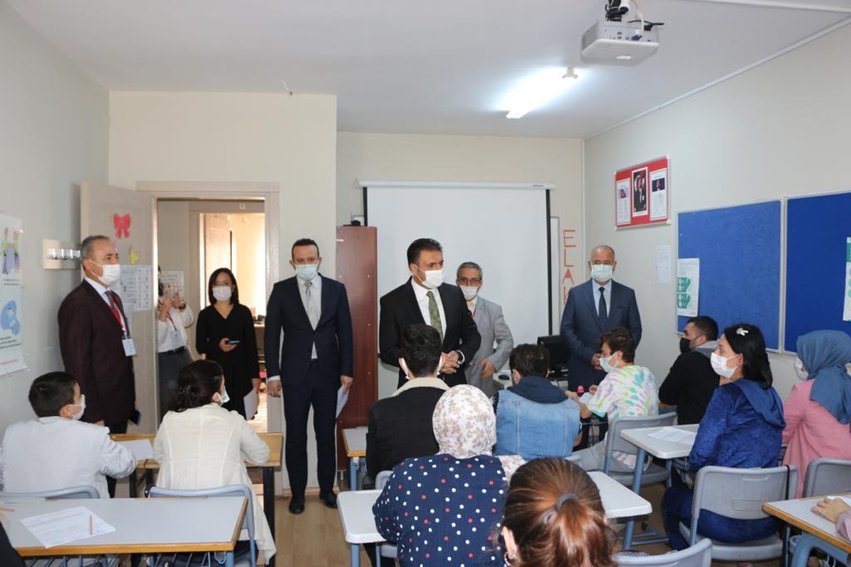İzmir\'de \'Nerede Kalmıştık\' eğitim seferberliği projesi kurslarına ilgi yoğun