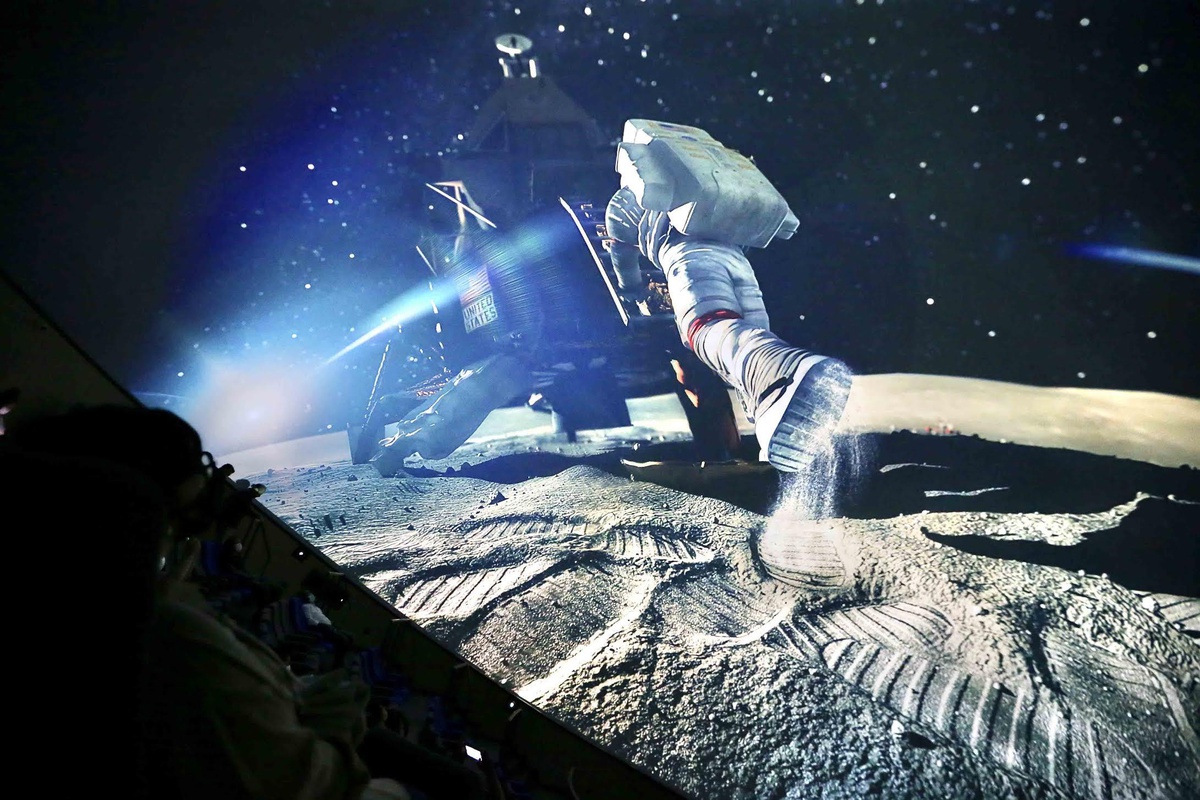 Karşıyaka\'nın Planetaryumunda film gösterimleri başladı