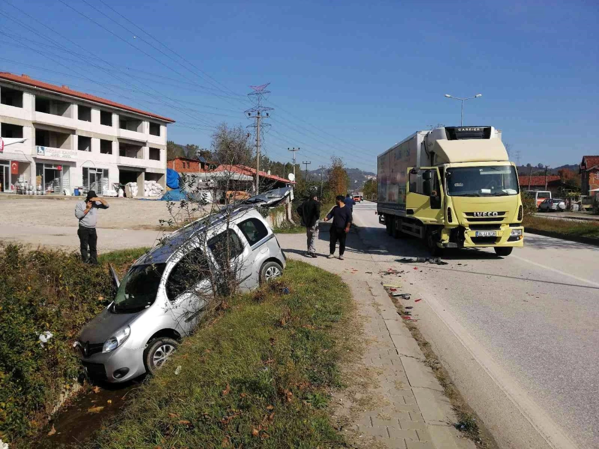 Hafif ticari araç sulama kanalına girdi 3 kişi yaralandı