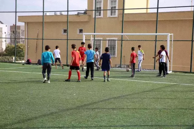 Haliliye'de semt sahaları gençlerin yeni spor adresi