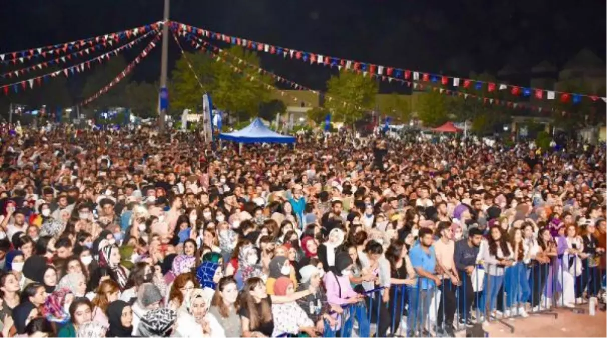 HARRAN ÜNİVERSİTESİ\'NDEKİ KONSERDE SOSYAL MESAFE UNUTULDU