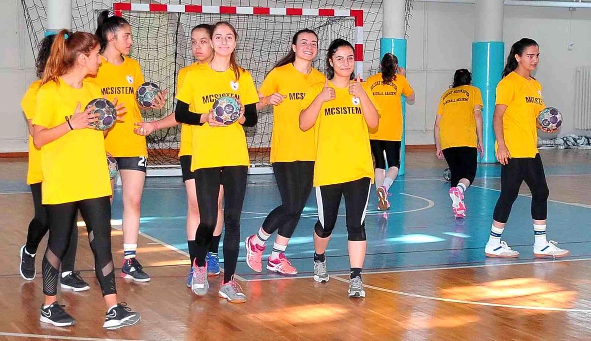 Hentbolda hedef galibiyet