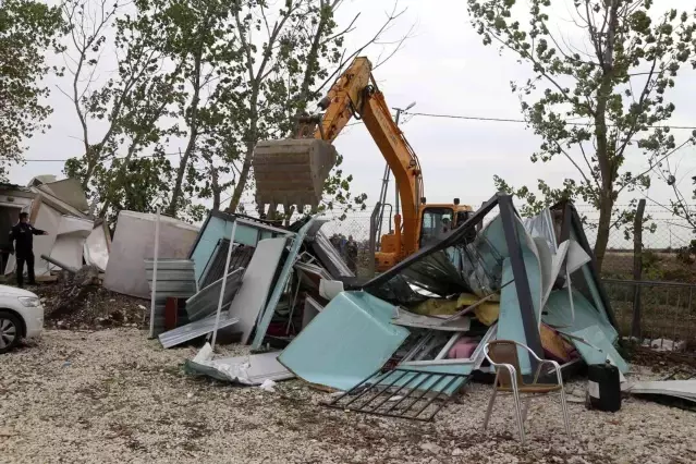 İçme suyu havzasına kaçak yapılmak istenen depo belediye ekiplerince yıkıldı