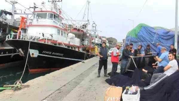 İSTANBUL BOĞAZI'NDA BALIKÇILARIN AĞINA KILIÇ BALIĞI TAKILDI