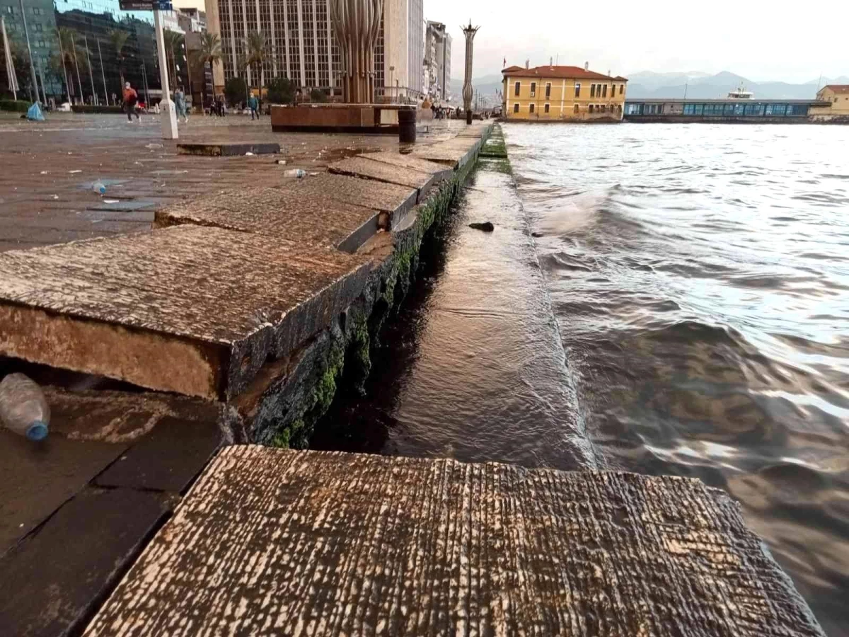 İzmir\'de şiddetli fırtına yüzlerce kiloluk beton blokları yerinden söktü