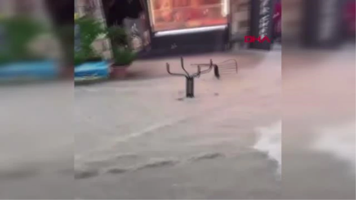 İzmir\'de yağmur ve rüzgar hayatı olumsuz etkiledi