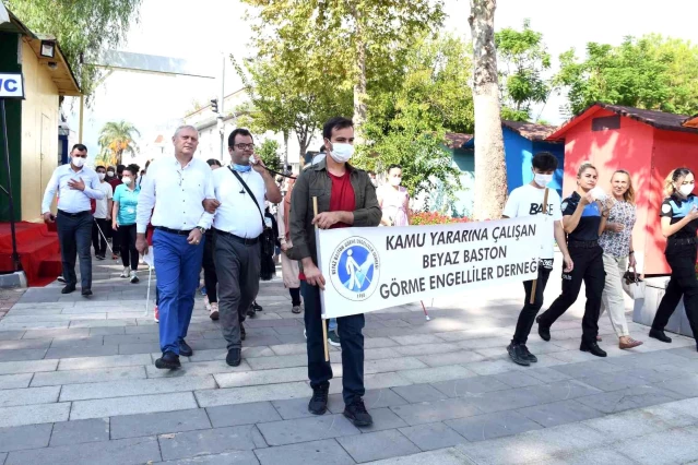 Kemer'de Beyaz Baston Körler Bağımsızlık ve Güvenlik Günü farkındalık yürüyüşü