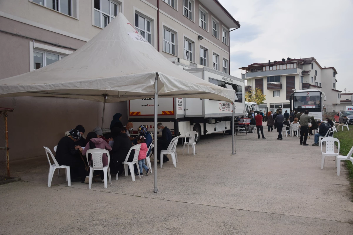 Kocaeli\'de öğrenciler kan bağışına dikkati çekmek için kampanya düzenledi