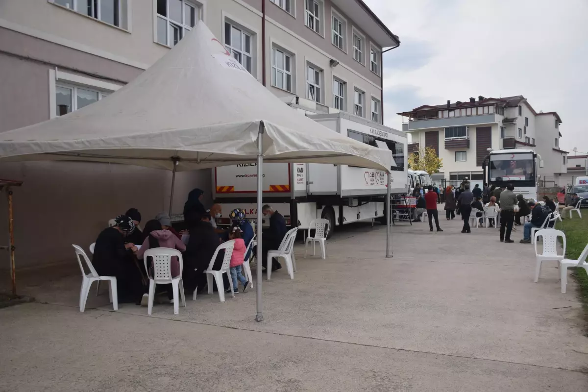 Kocaeli\'de öğrenciler kan bağışına dikkati çekmek için kampanya düzenledi