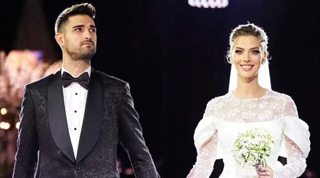 İbrahim Tatlıses, gelini Yasemin Şefkatli'ye düğün hediyesi olarak altın kemer takmış İbrahim Tatlıses, gelini Yasemin Şefkatli'ye düğün hediyesi olarak altın kemer takmış