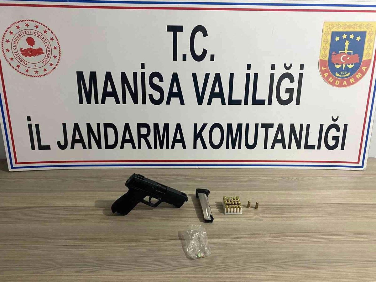Manisa\'da durdurulan otomobilde, tabanca ve uyuşturucu bulundu