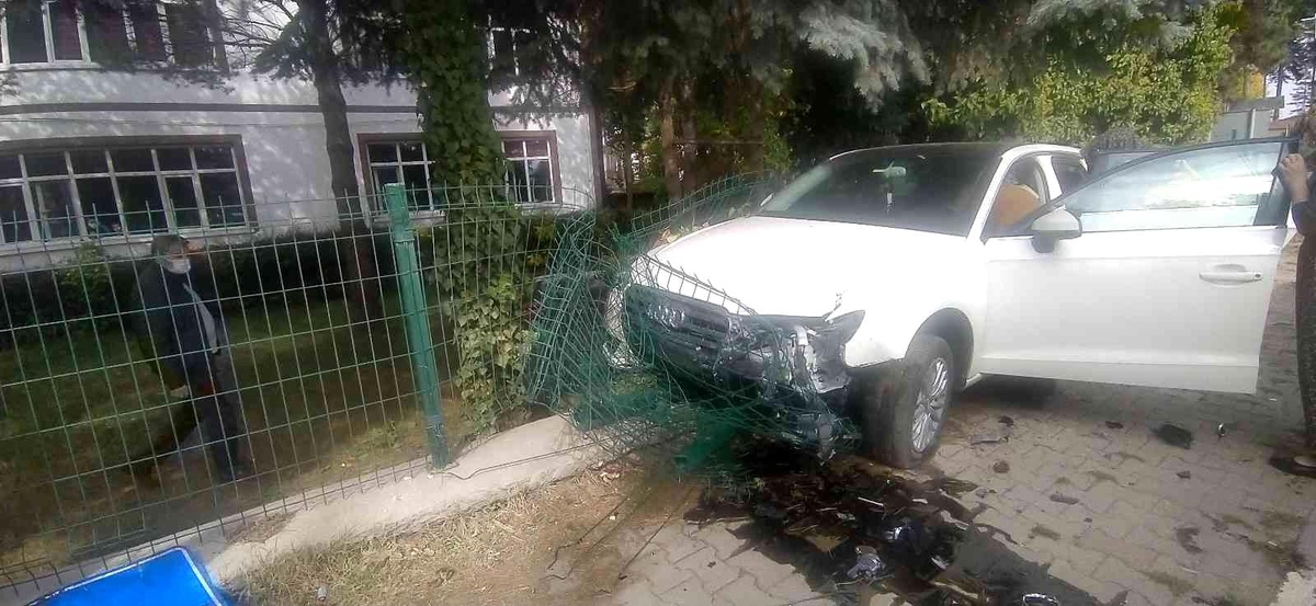 Otomobil okul bahçesinin demir çitlerine çarptı, sürücü burnu bile kanamadan kurtuldu