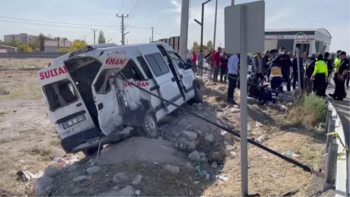 Pancar yüklü kamyon ile minibüsün çarpışması sonucu 4 kişi yaralandı