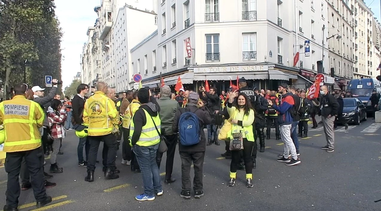 Paris\'te yüzlerce öfkeli itfaiyeciden, ses ve sis bombalı protesto gösterisi