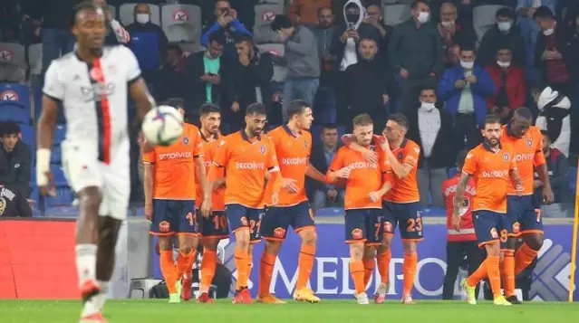 Kara Kartal zirve yolunda ağır yaralı! Beşiktaş, deplasmanda Başakşehir'e 3-2 yenildi