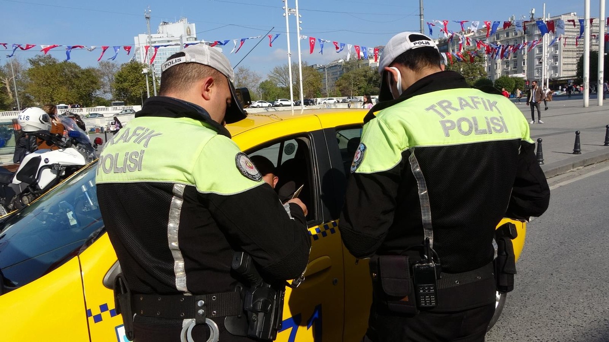 Taksim\'de taksi denetimi: 2 taksi trafikten men edildi