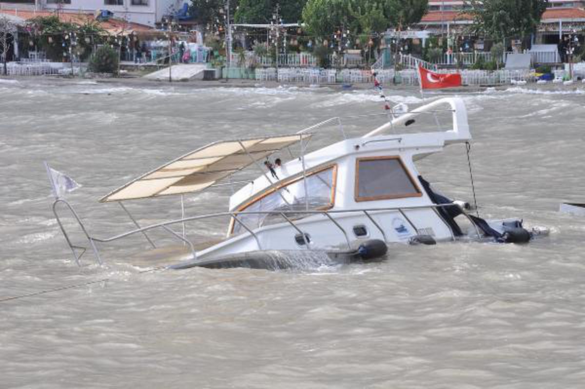 The boat sunk during the storm in Datca, on camera