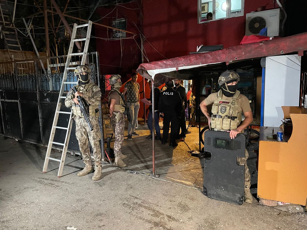 Son dakika haber... Adana\'da gasp şüphelilerine yönelik operasyonda 12 zanlı yakalandı
